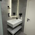 Urban Lotus , Self Check-in ティラナ