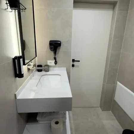 Urban Lotus , Self Check-in Daire Tiran