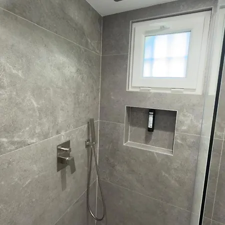 Urban Lotus , Self Check-in Daire Tiran