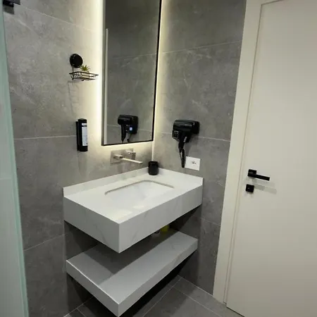Urban Lotus , Self Check-in Tiran