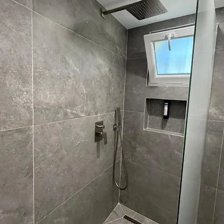 Urban Lotus , Self Check-in * Tiran