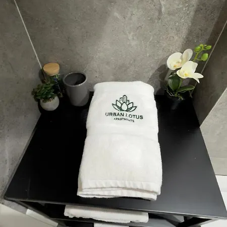 Urban Lotus , Self Check-in Daire