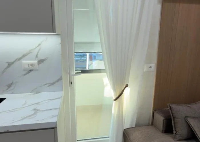 Urban Lotus , Self Check-in * 地拉那