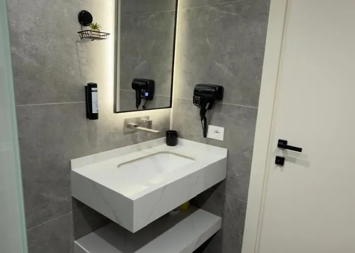 Urban Lotus , Self Check-in 地拉那